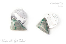 Load image into Gallery viewer, Howling Wolf Pendant