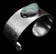 Load image into Gallery viewer, Etched Flower Bear Paw Cuff
